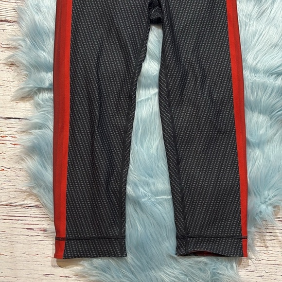 Wear It To Heart Reversible Crop Leggings sz S - Picture 3 of 6